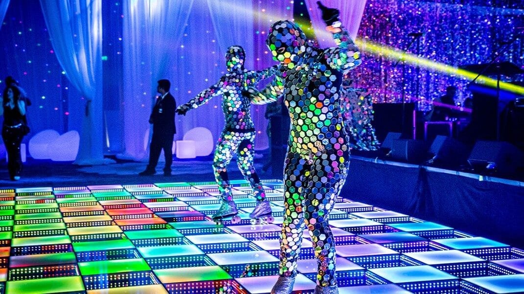 Dos bailarines realizando patinaje sobre el LED Dance Floor durante una fiesta