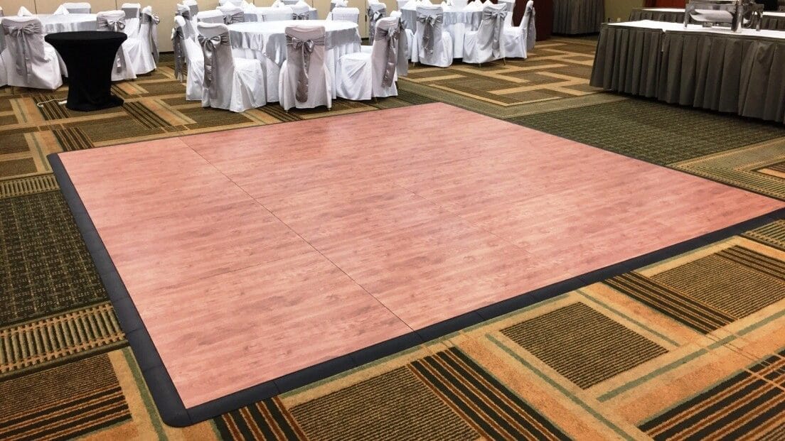 El lugar del banquete tiene un piso de madera.