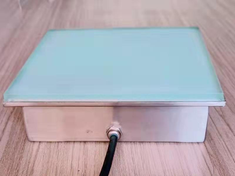 Panneau de Piste de danse LED espace urbain personnalisé avec surface en verre trempé renforcé, base en acier inoxydable, alimentation câblée et étanchéifié pour usage extérieur longue durée.