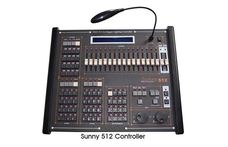 Contrôleur DMX 512 professionnel avec plusieurs boutons pour fonctions prédéfinies telles que lecture programmée et enregistrement.