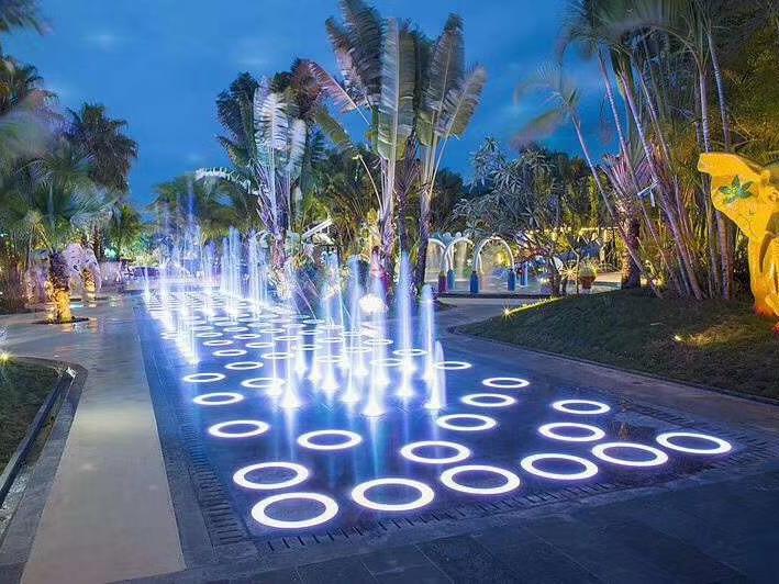 Anneau LED étanche personnalisé installé au fond d'une fontaine, émettant une lumière blanche pour éclairer la zone environnante.