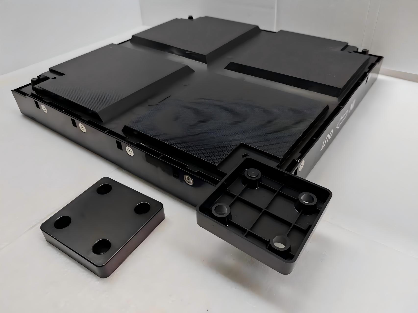 Mécanisme de verrouillage inférieur des dalles de piste de danse LED pour une stabilité maximale sur sols irréguliers et rugueux.