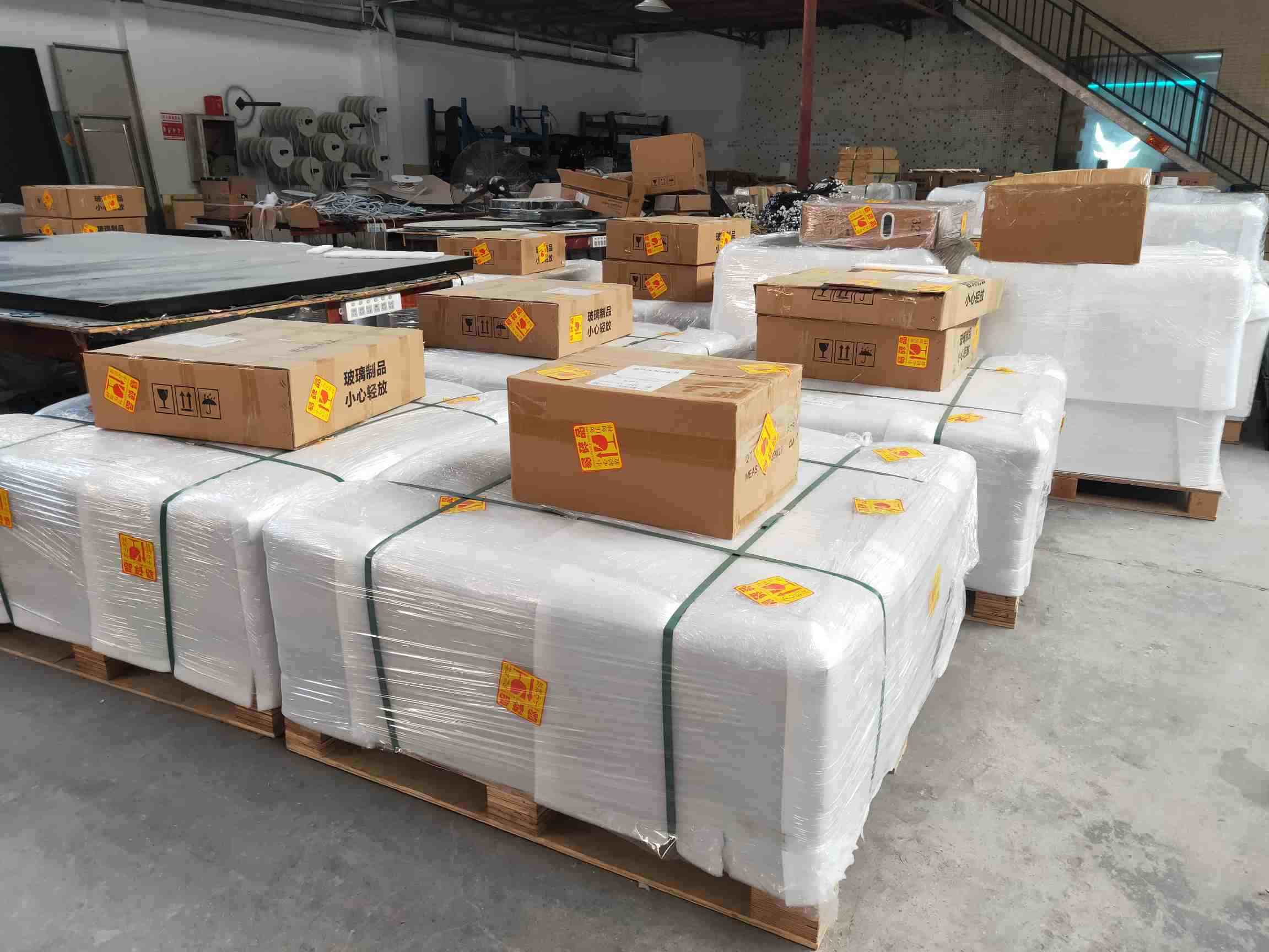 Dalles de piste de danse LED solidement enveloppées dans un film de protection et fixées sur des palettes en bois pour les expéditions en gros.