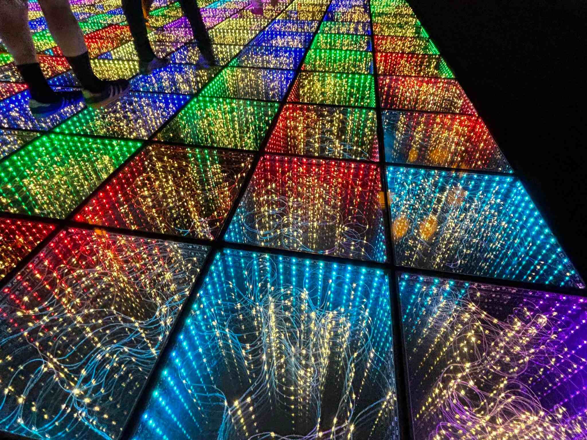 Plusieurs panneaux colorés de piste de danse étoilée 3D montrant des effets mirror infinity vibrants pour une fête haute énergie.