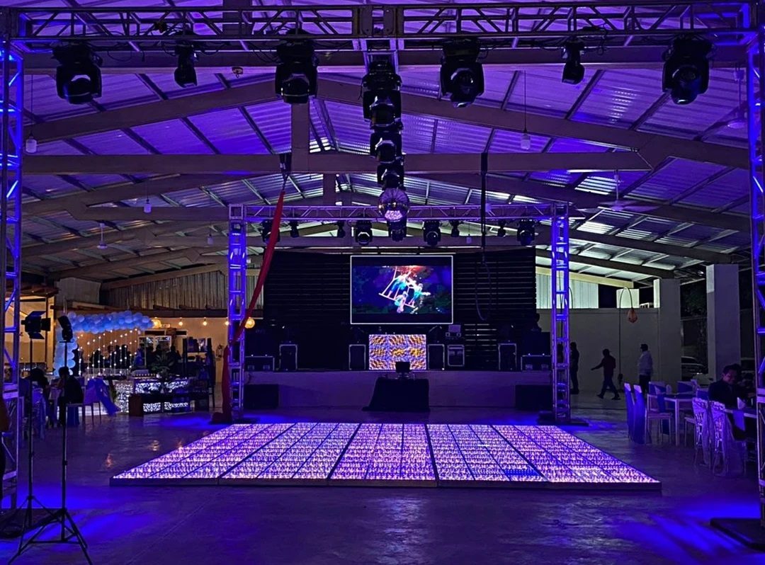 Grande Piste de danse étoilée violette installée sous éclairage de scène professionnel pour un événement corporate.