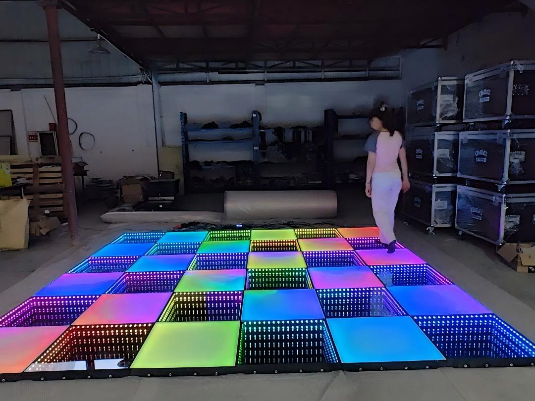 Grand affichage combiné de piste LED Colorée et miroirs infinis 3D en test dans un entrepôt de la Manufacturer.