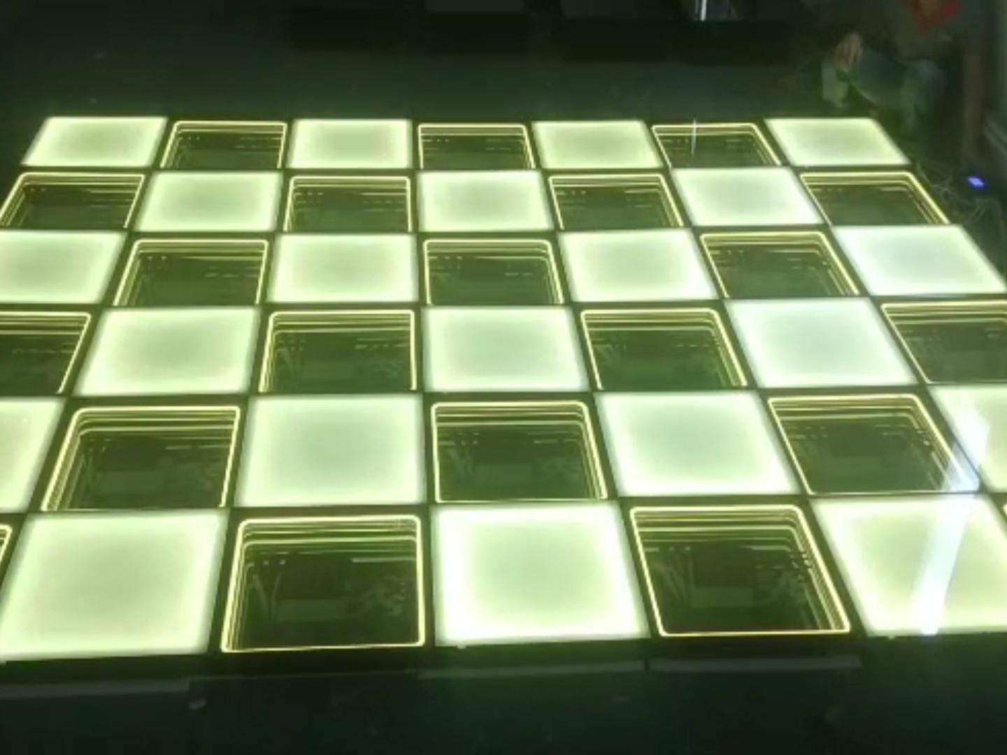 Affichage damier d’une piste Neon LED et panneaux miroir infini 3D en test dans un atelier.