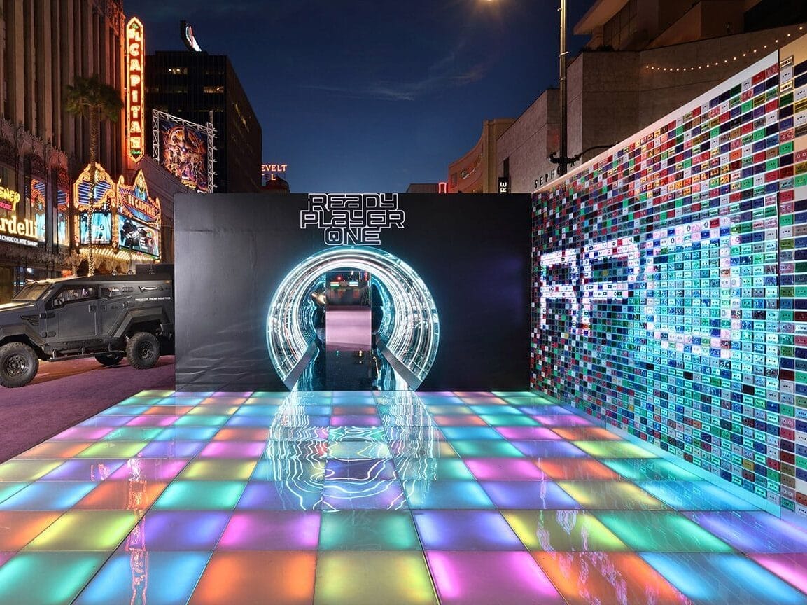 Roadshow extérieur temporaire avec piste LED Colorée et panneaux muraux assortis pour un événement promotionnel "Ready Player One".