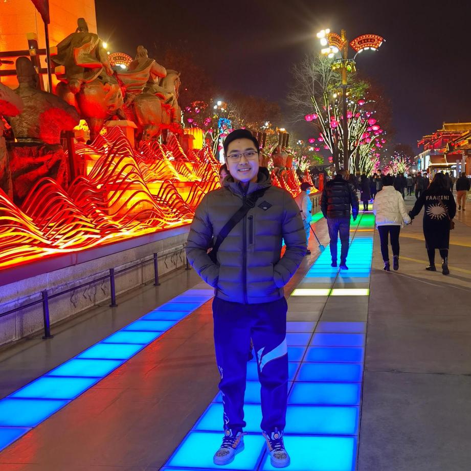 Dalles de piste de danse LED colorée installées comme chemin lumineux au sol dans une place publique la nuit.