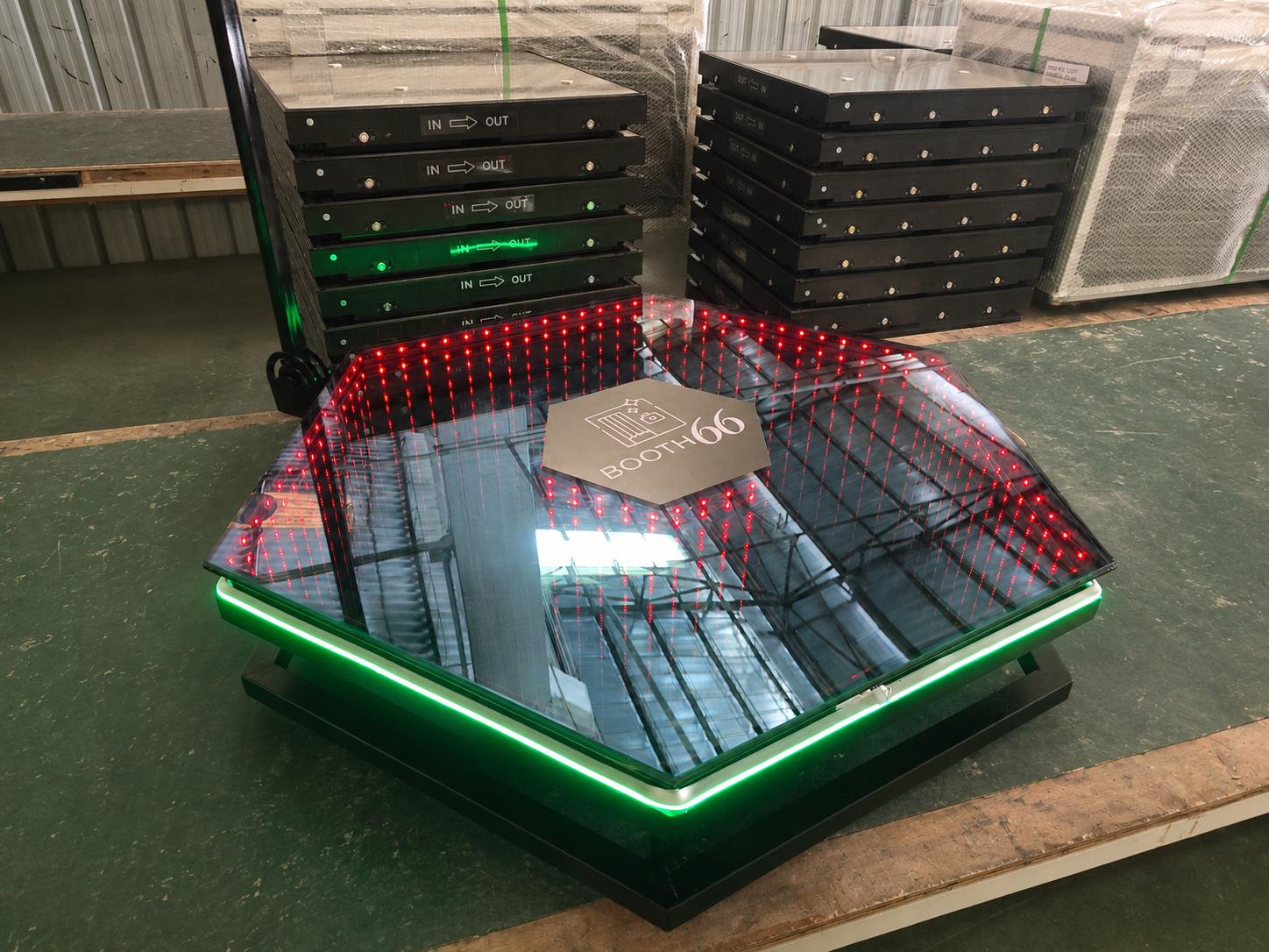 Plataforma 360 hexagonal con espejo infinito 3D y logotipo central personalizado en la fábrica.